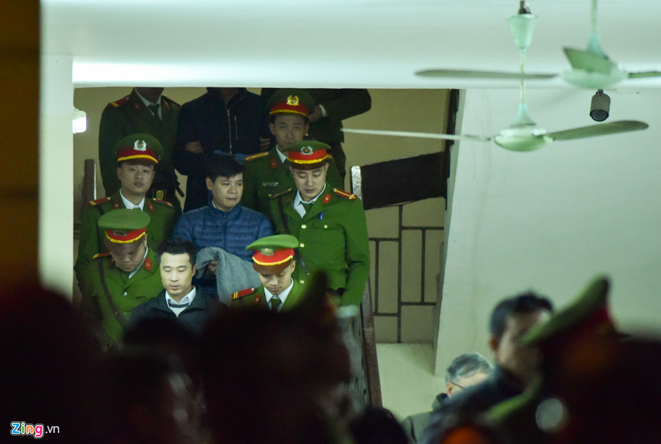 Hàng chục cảnh sát dẫn giải ông Đinh La Thăng và đồng phạm rời tòa